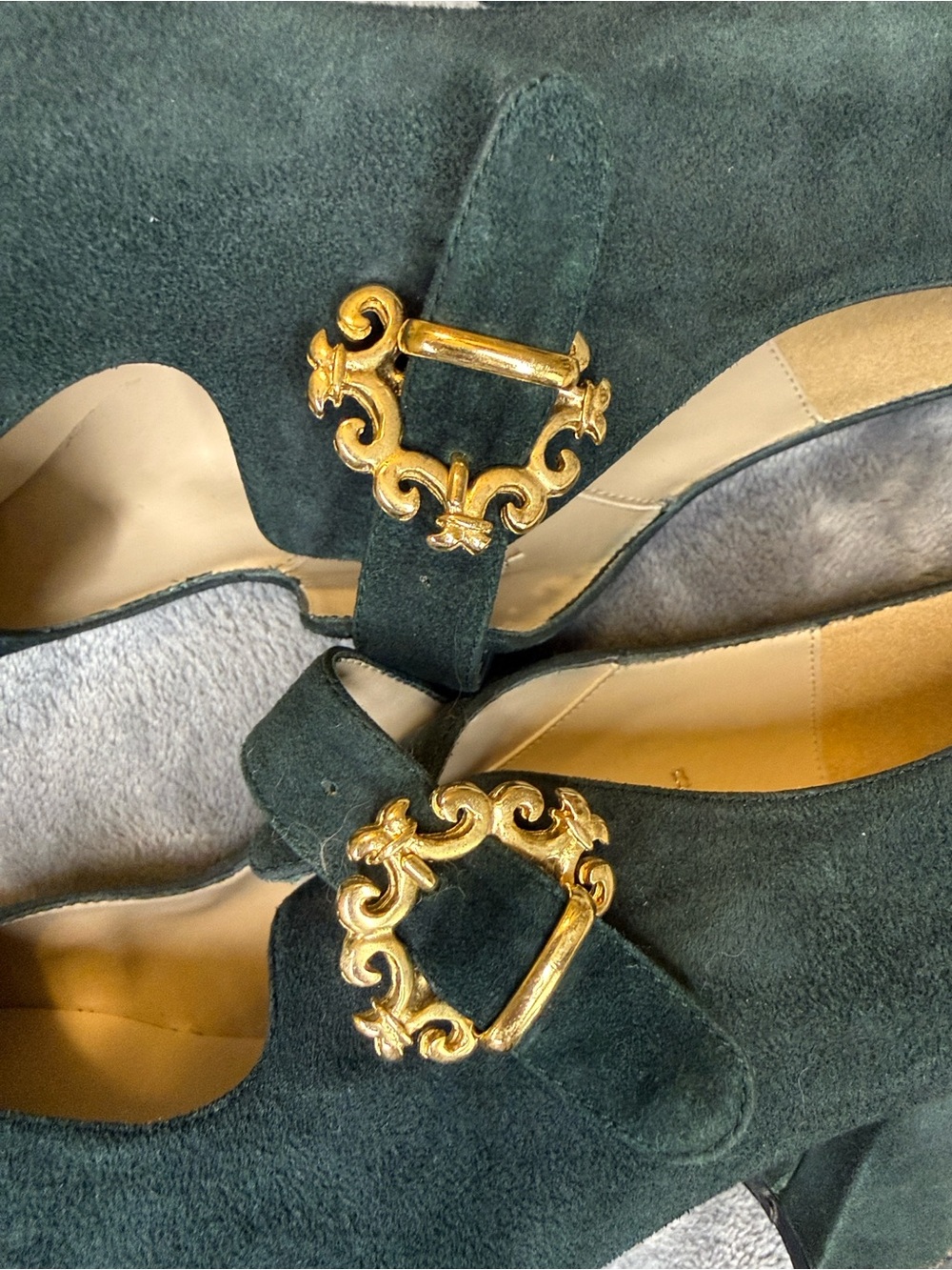 Apart Women's Dress Pumps Forest Green Suede with Gold Tone Buckle Size 8.5 B - Picture 5 of 12
